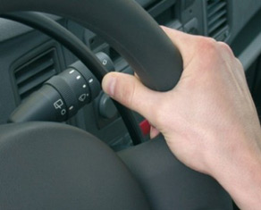 Acelerador de aro bajo el volante